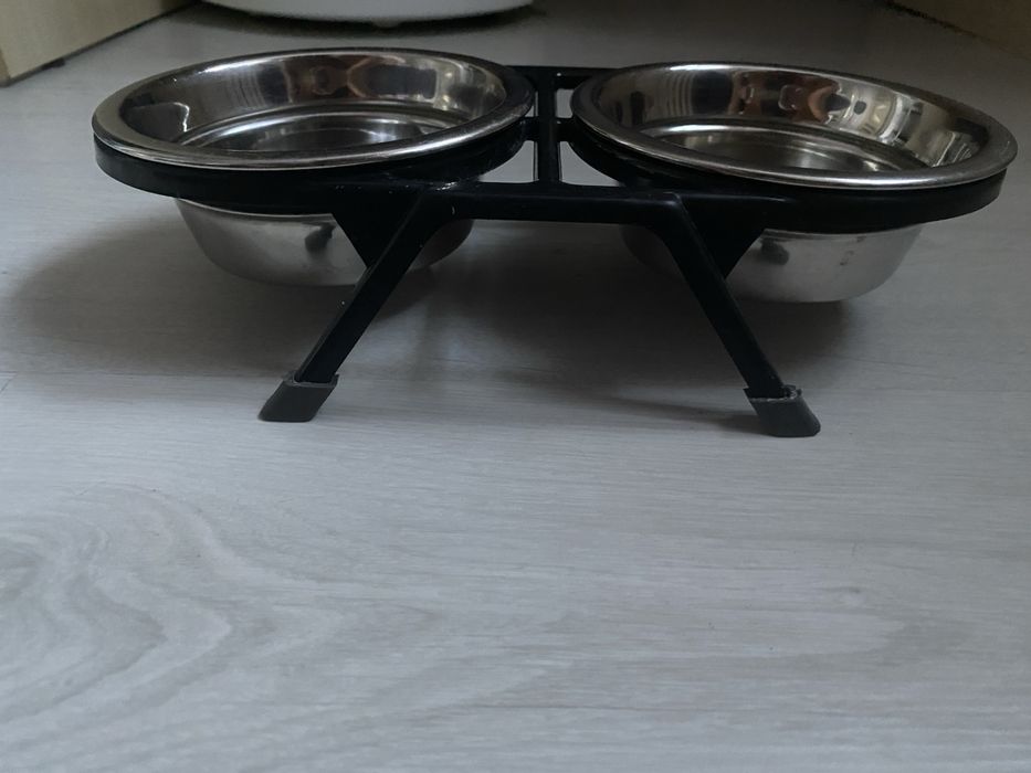 Miski metalowe na stojaku dla psa lub kota po  0,4l