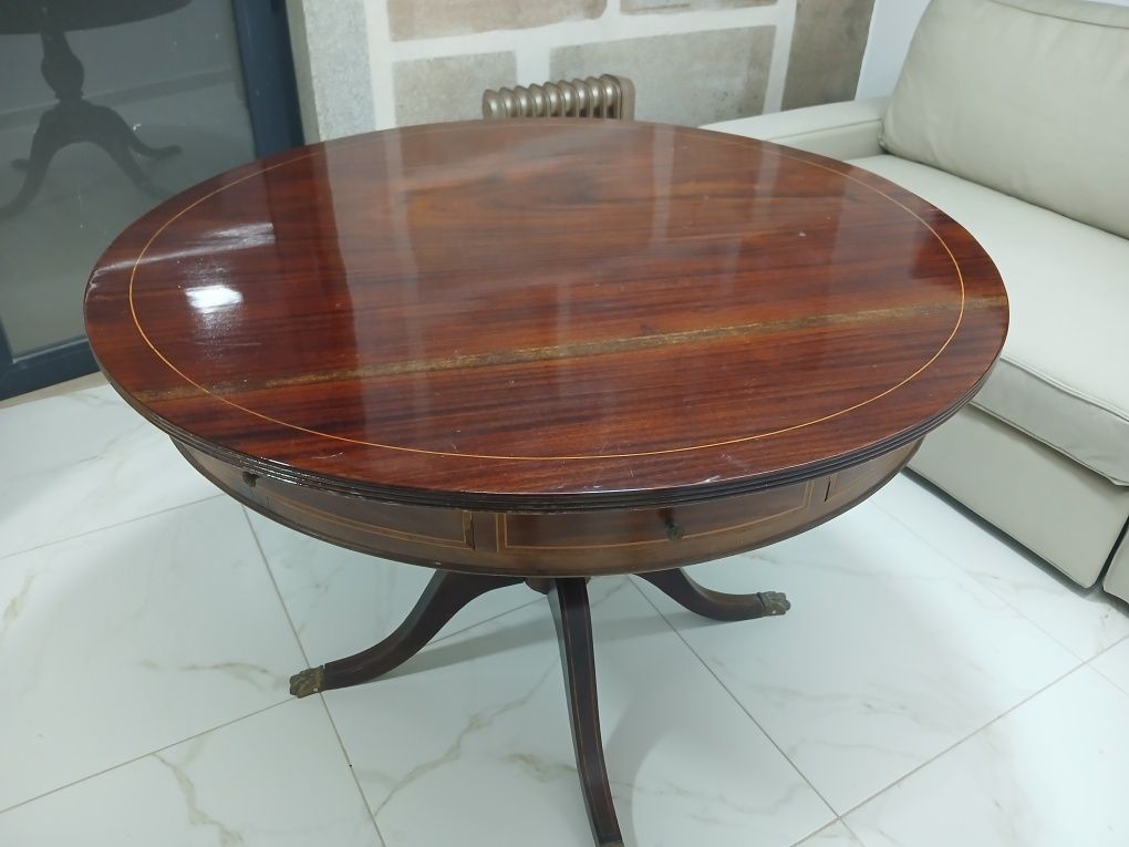 Mesa de jantar em madeira