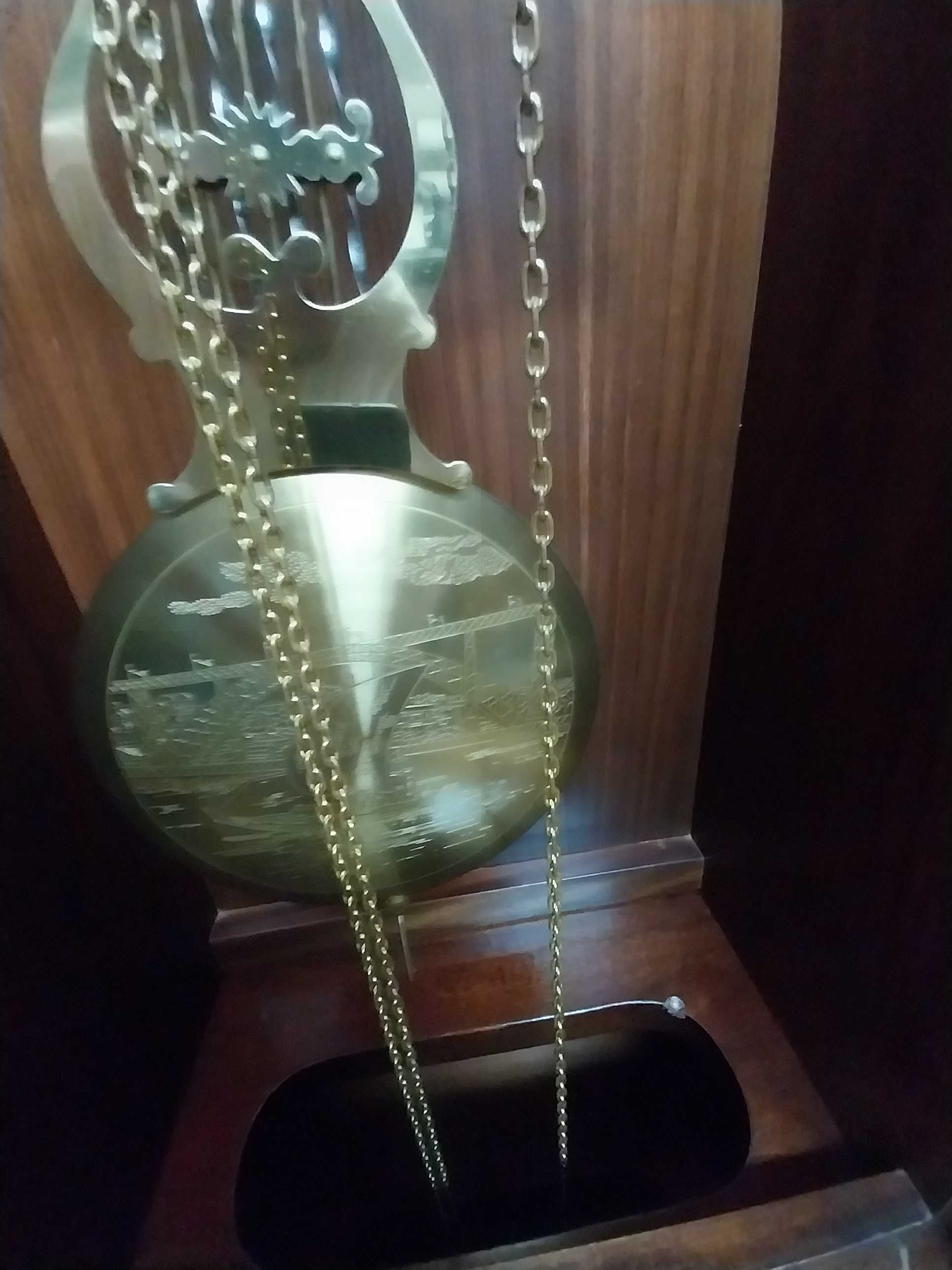Relogio de sala, grande de pendulo com 3 pesos em latão