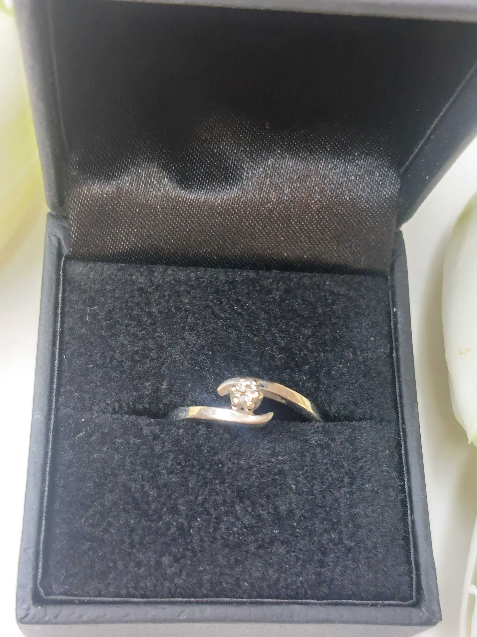 Wyjątkowy pierścionek zaręczynowy z diamentem plus certyfikat