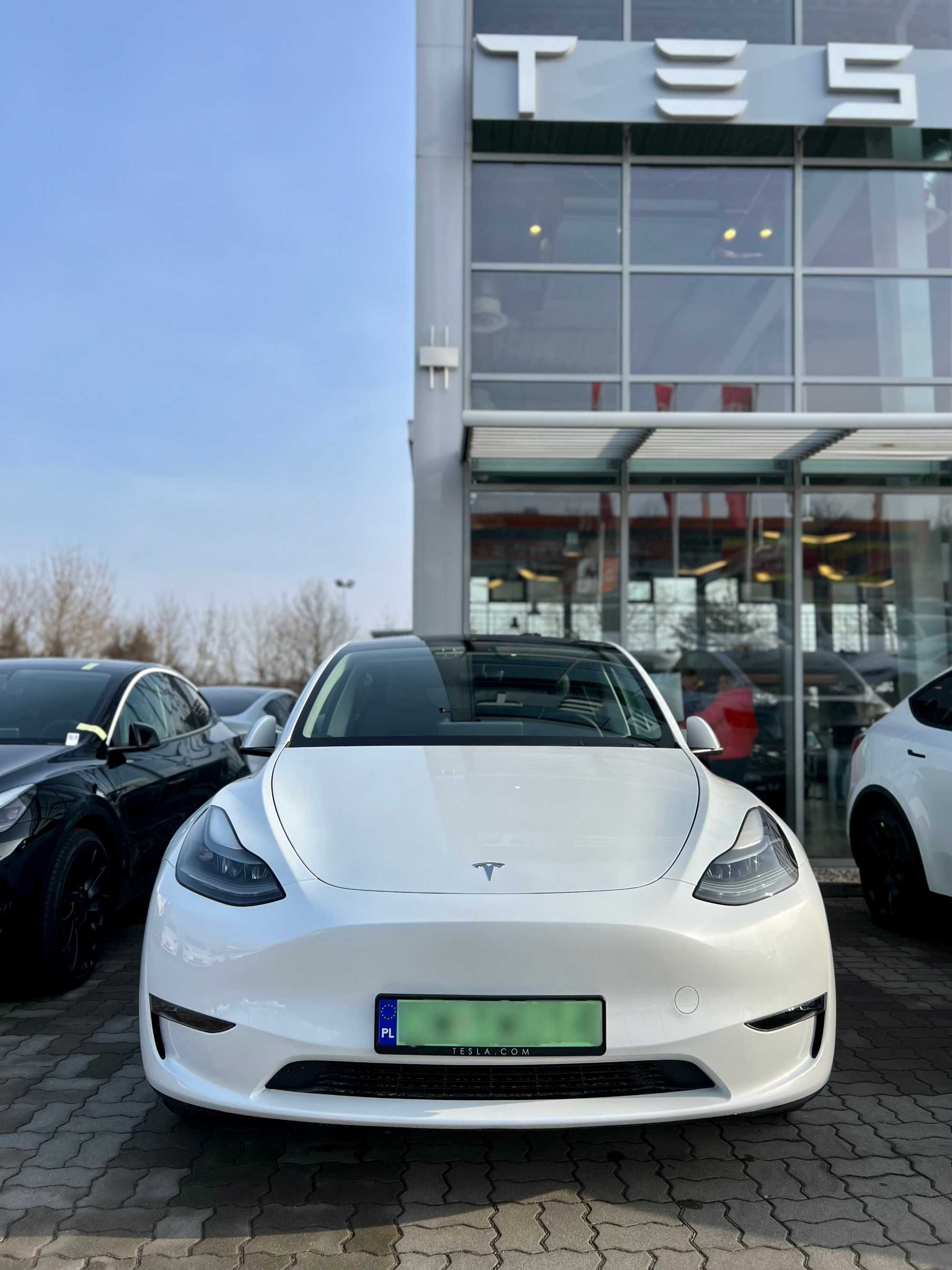 Wynajem samochodu Tesla Model Y Long Range z Boost. Od 250 zł. Wrocław