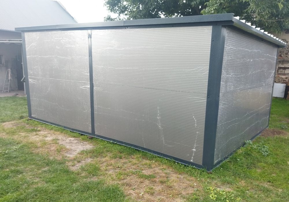 Garaż z płyt warstwowych 5,5x3,5m.
