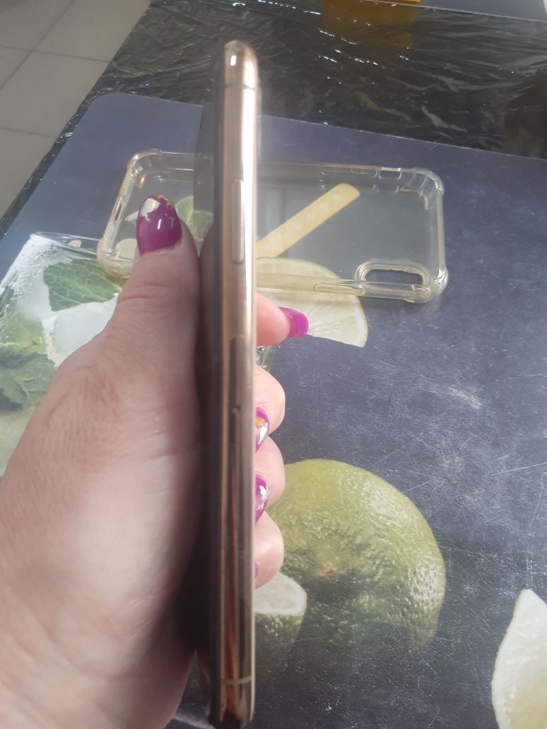 Продам IPHONE xs