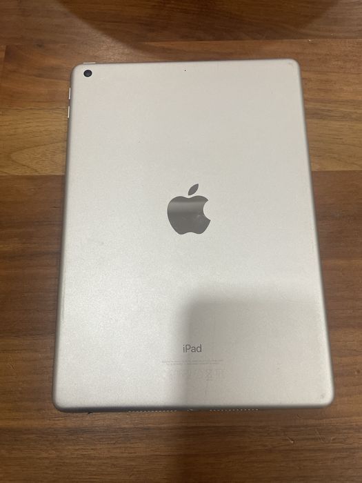 iPad 5 (2017, A9 series) Prateado • 32 GB • WiFi