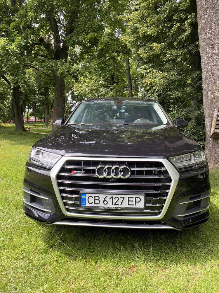 Продам отдичную audi q7 4m