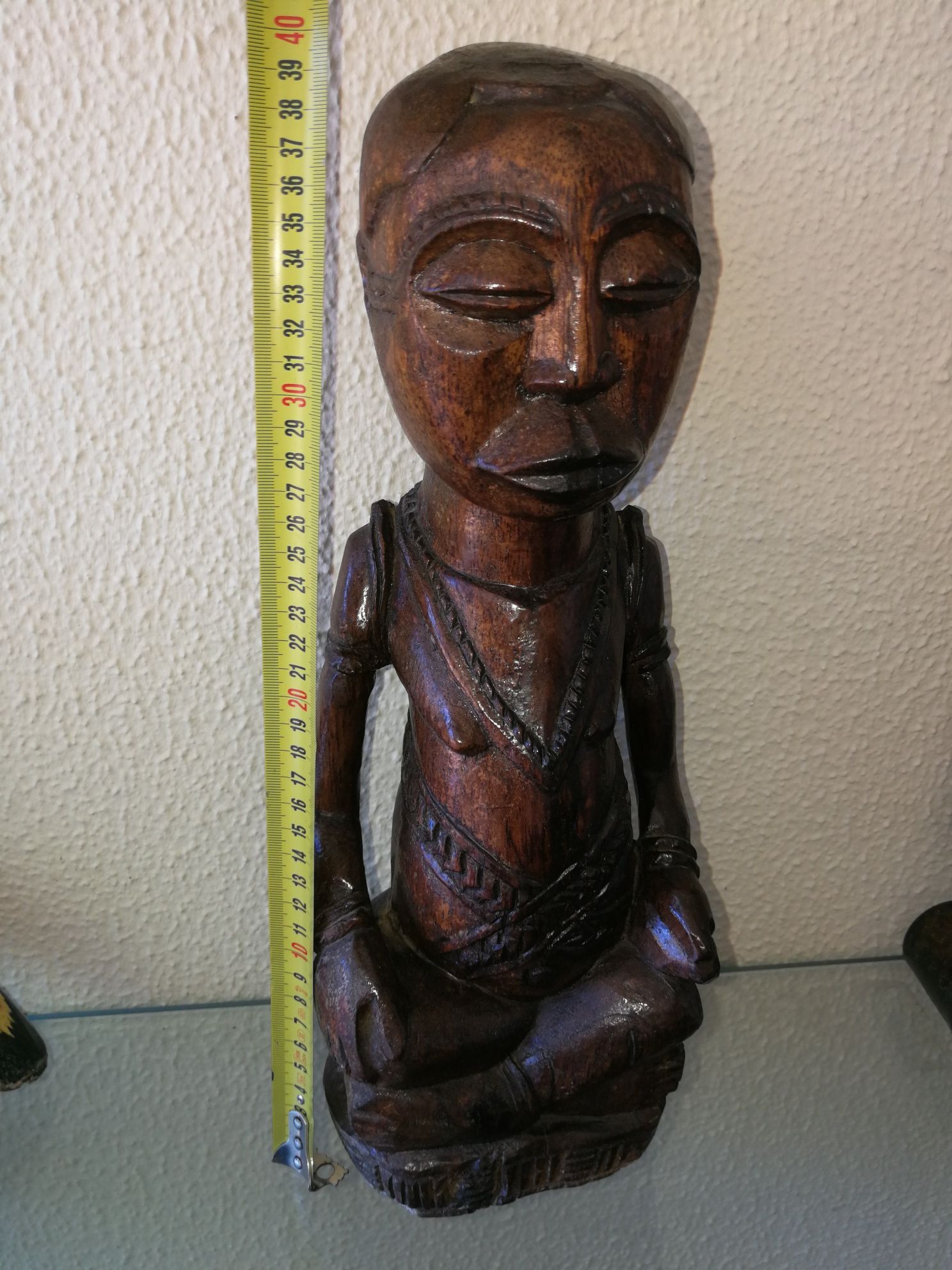 Diversas peças (estatueta), machadinha e duas máscaras) em madeira tro