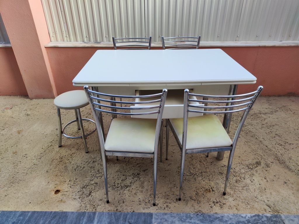 Conjunto mesa 4 cadeiras e um banco