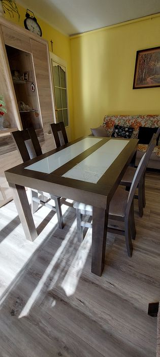 Stół rozkładany z 4 krzesłami