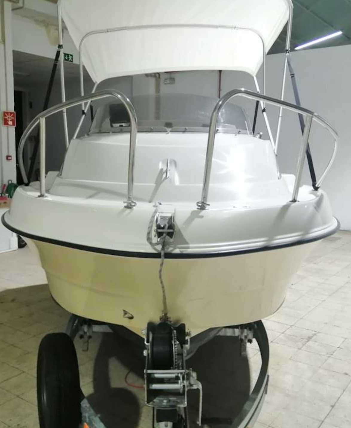 Barco Quicksilver Cabin 430 com Motor 40 HP