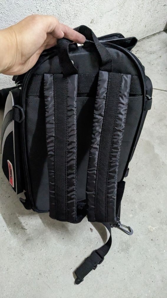 Mochila de costas e tanque de mota