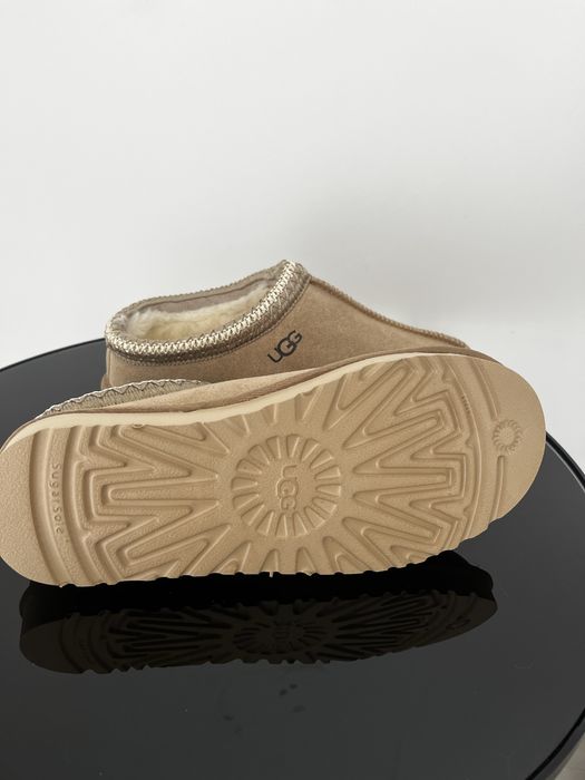 Bota UGG cano baixo bege