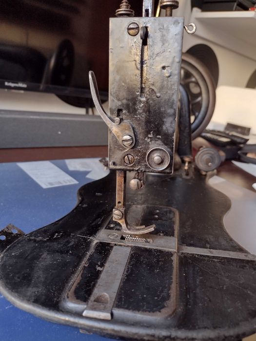 Stara maszyna do szycia do sprzedania.