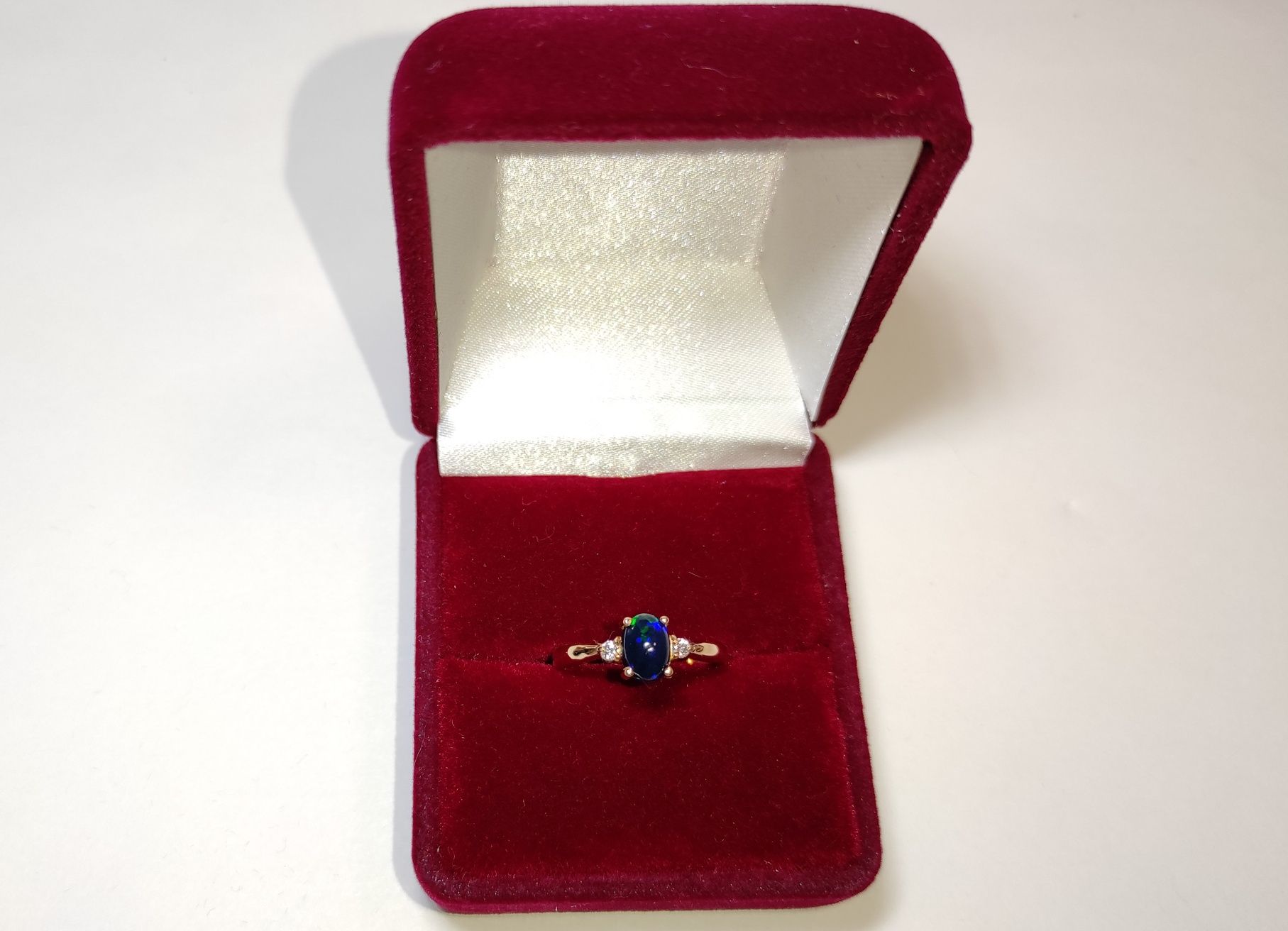 Золотое кольцо с черным опалом и бриллиантами 0,06 карат 16,5 мм НОВОЕ