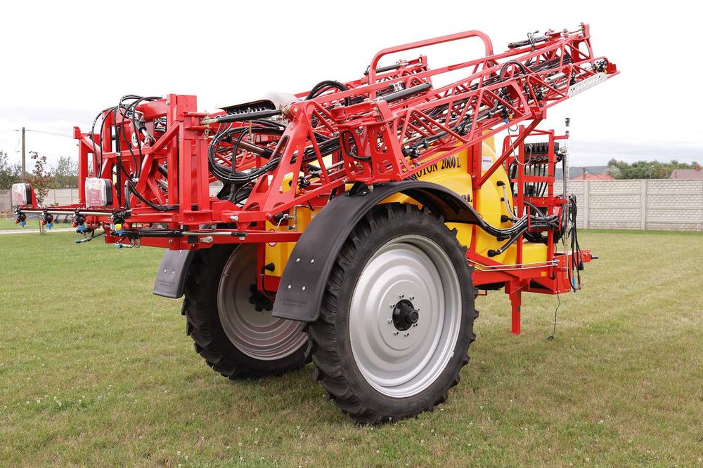 Opryskiwacz polowy przyczepiany rozkład. Hydraulicznie PROTON