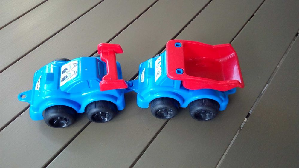 Гоночная и грузовичек