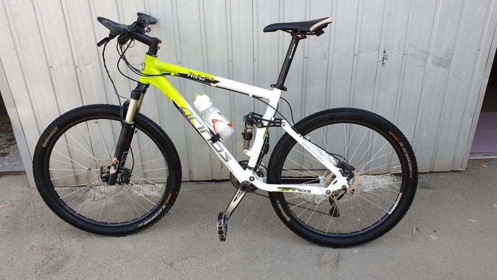 Двопідвіс, обладнання Shimano SLX,  вилка Rock Shox Reba
