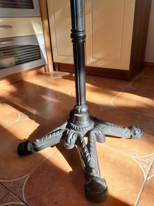 Стол на  опоре из чугунного художественного литья