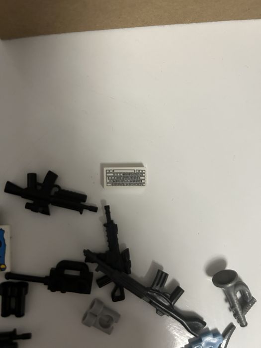 Лего чоловічки ,герої лего ,зброя ,рації