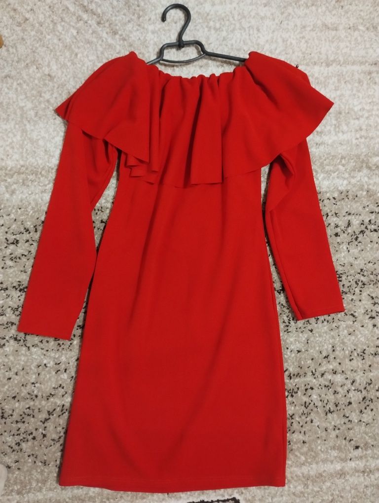 Сукня червоного кольору, розмір 42