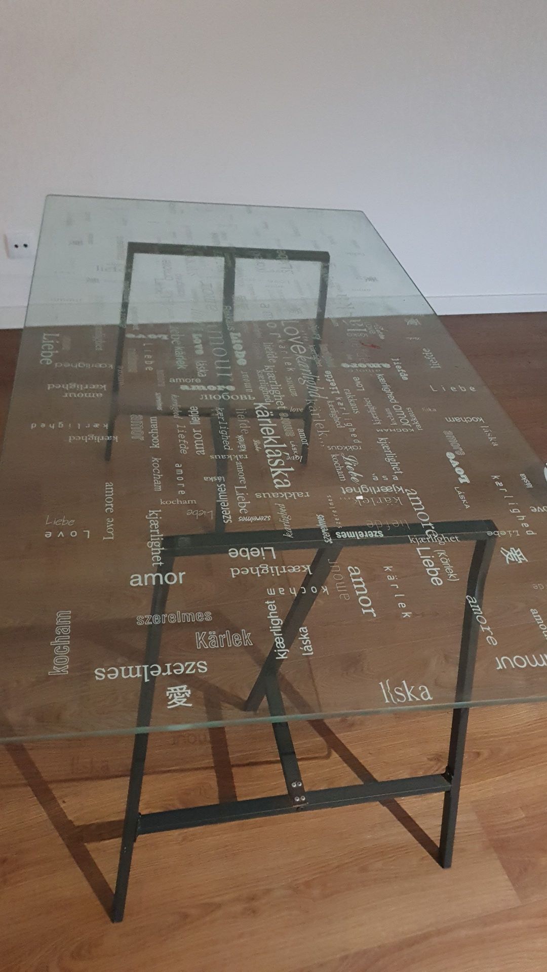 Mesa com tampo em vidro