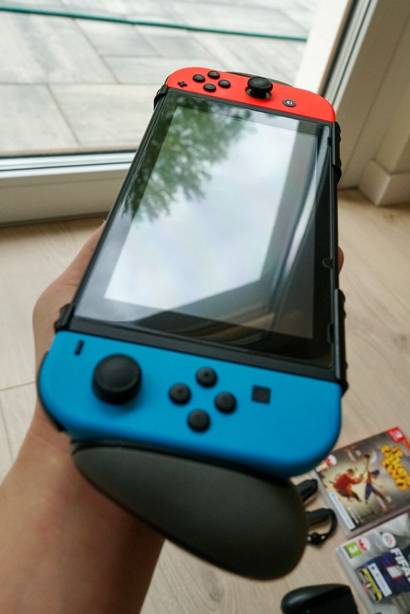 Nintendo Switch V2, duży zestaw, pad, karta SD 128, gry, grip, futerał