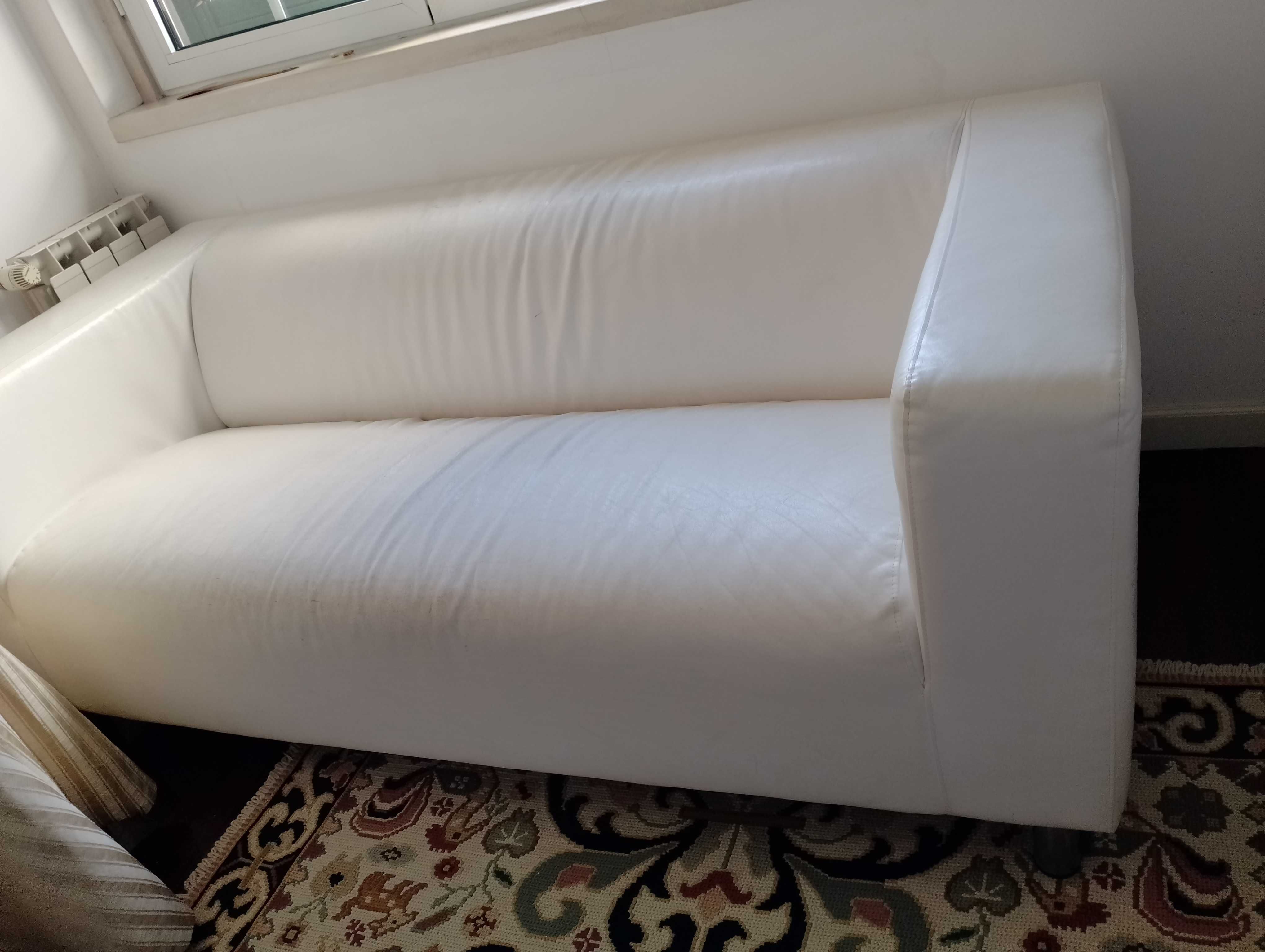White Leather Sofa, 3 seater. Soft seating. Design contemporâneo.