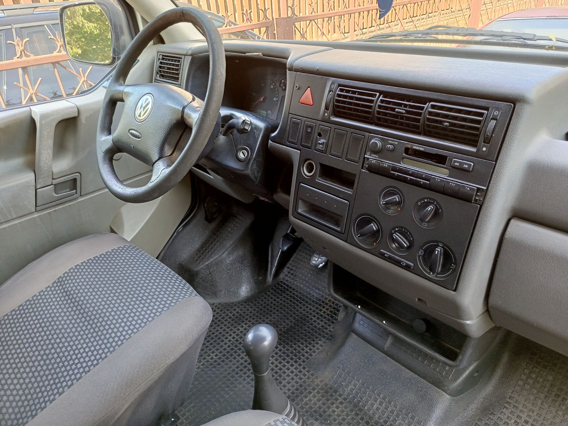 VW. Transporter.2.5TDI 102 KM. 9 osób.