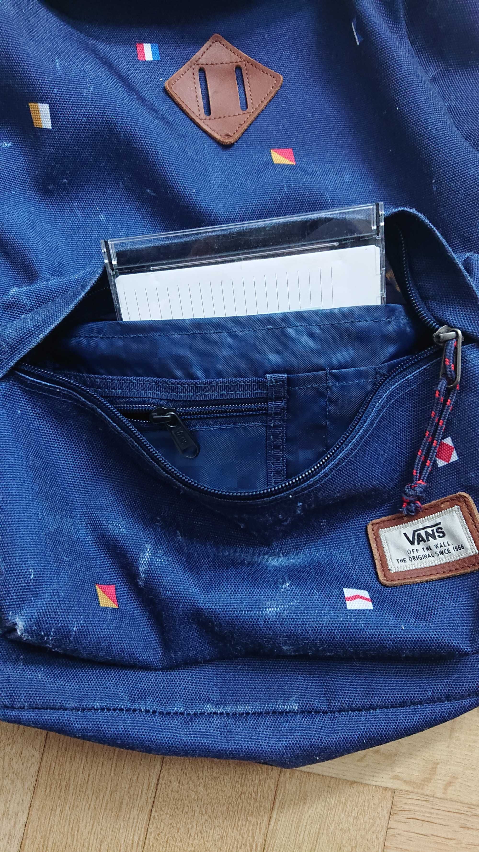Plecak Vans granatowy z kieszenią na notebook.