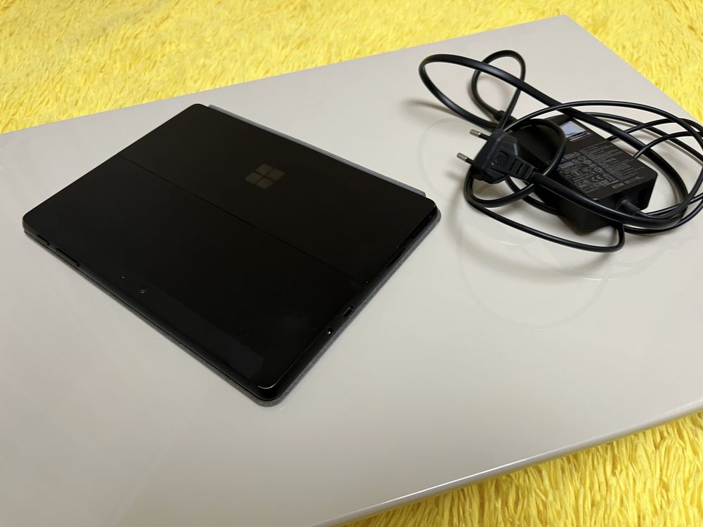 Microsoft Surface Go 3 Lte Core i3  8/128 + Surface Keyboard