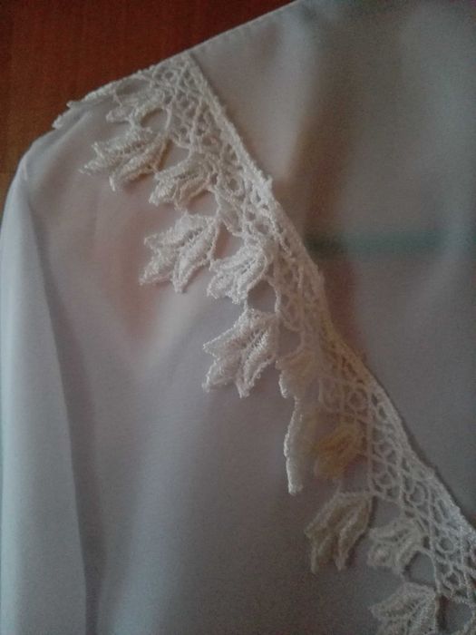 Nowa - biała z efektowną aplikacją, sztuczny jedwab, L/XL