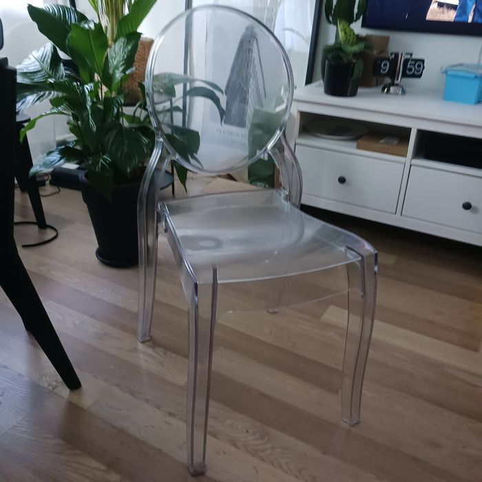 Zestaw 4 sztuk przezroczystych krzesł w stylu Victoria.