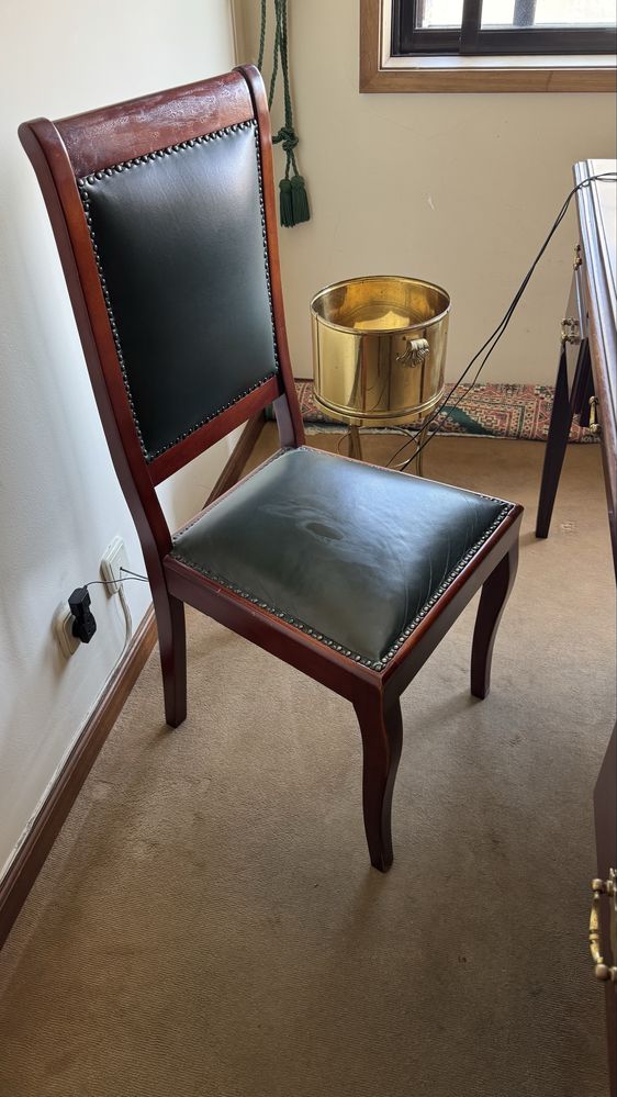 Secretaria de mesa e cadeira em bom estado