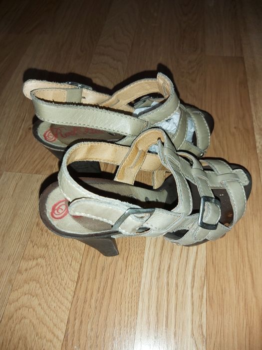 Sandalias em pele bege Red Hot