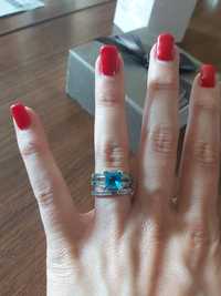 Zestaw pierścionków z niebieskimi kamieniami