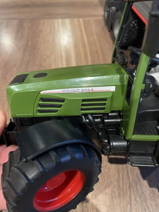 Bruder traktor Fendt i przyczepa