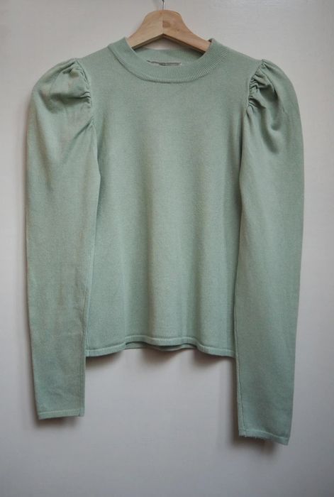 Cienki sweterek z  w pastelowym zielonym kolorze bufki  Stradivarius r