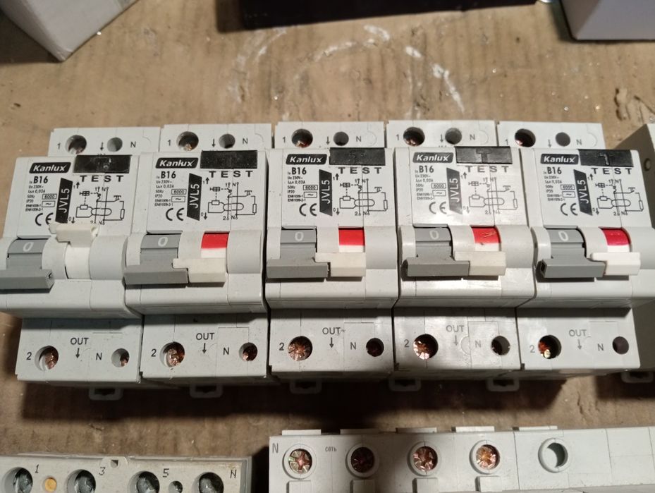 Автоматичні вимикачі, автоматика