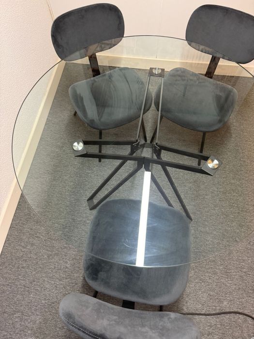 Mesa em vidro da AREA + 4 cadeiras