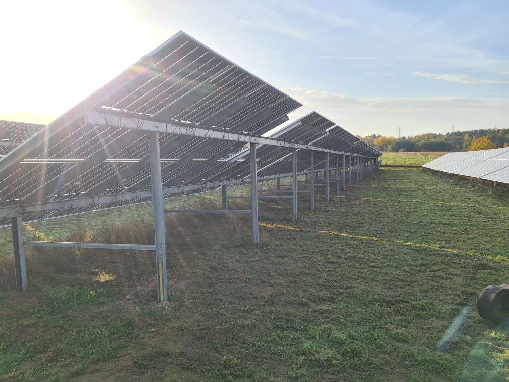 Koszenie farm fotowoltaicznych paneli terenów zielonych