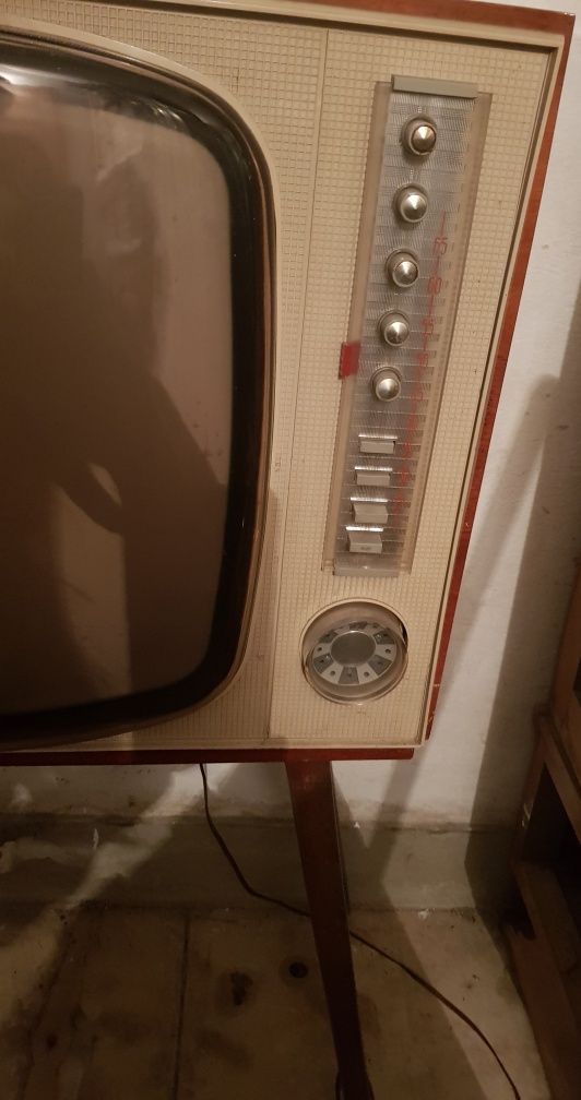 Televisão vintage  com pernas  anos 60