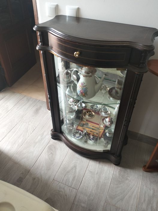 Cristaleira em madeira maciça