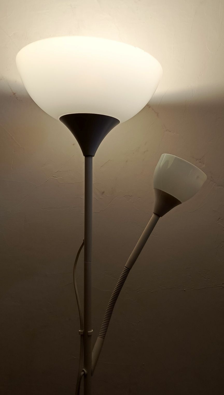 Wolnostojąca lampa pokojowa