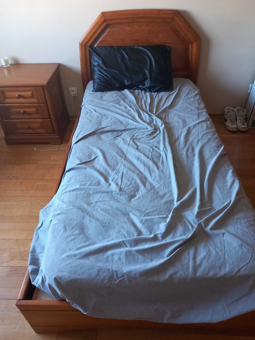 cama de solteiro e mesa de cabeceira em madeira maciça