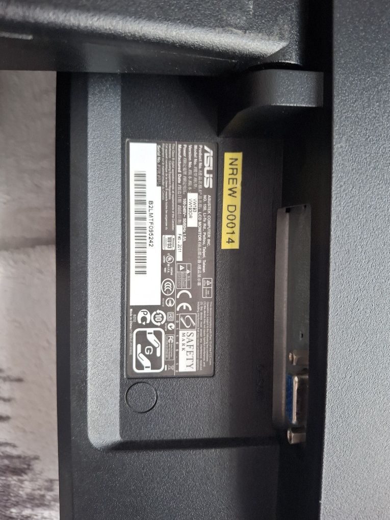 2 monitory Asus VW193D-B