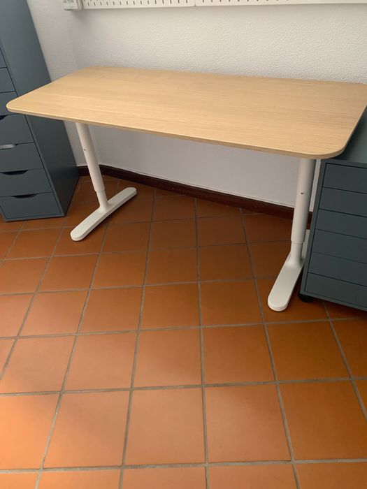 140x60 Mesa robusta regulavel em altura com estrutura em aço.