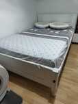 Cama de corpo e meio restaurada e colchão