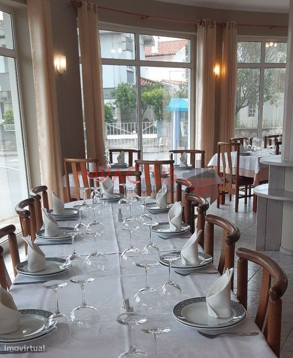 Restaurante equipado e a funcionar