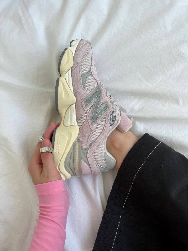 Жіночі кросівки нюбеланс рожеві new balance 9060 pink замша