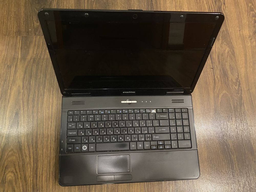 Ноутбук emachines E525 (без винчестера и зарядного). Без торга