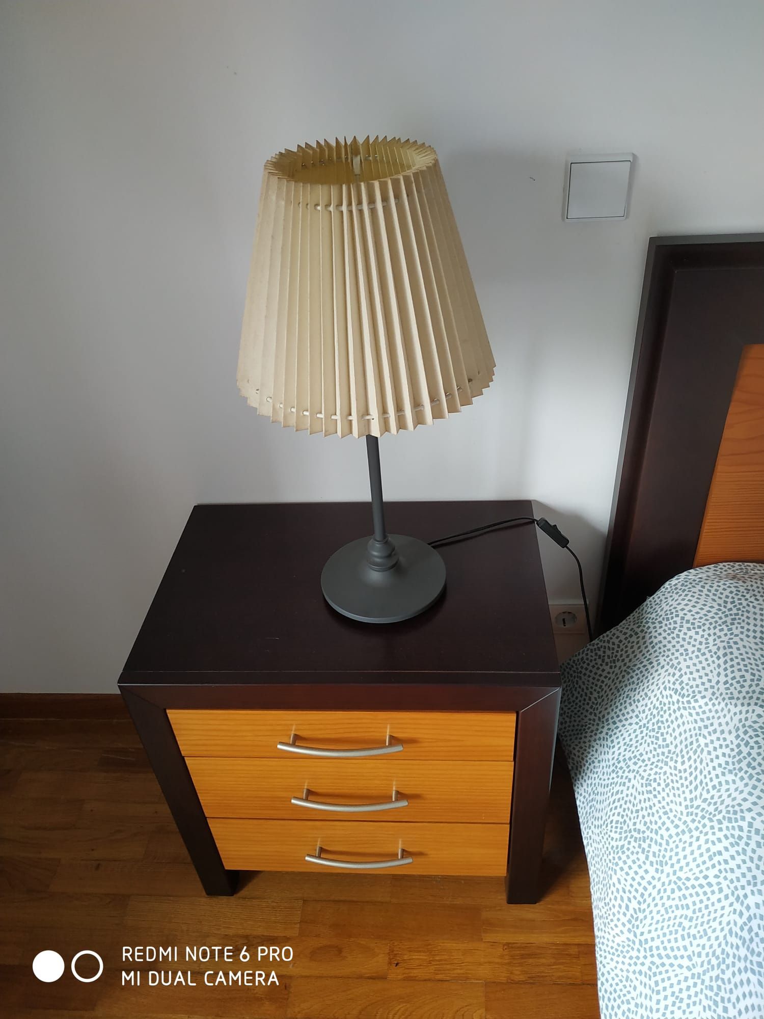 Cama com oferta colchão 190/160 + Cómoda + Mesas de cabeceira